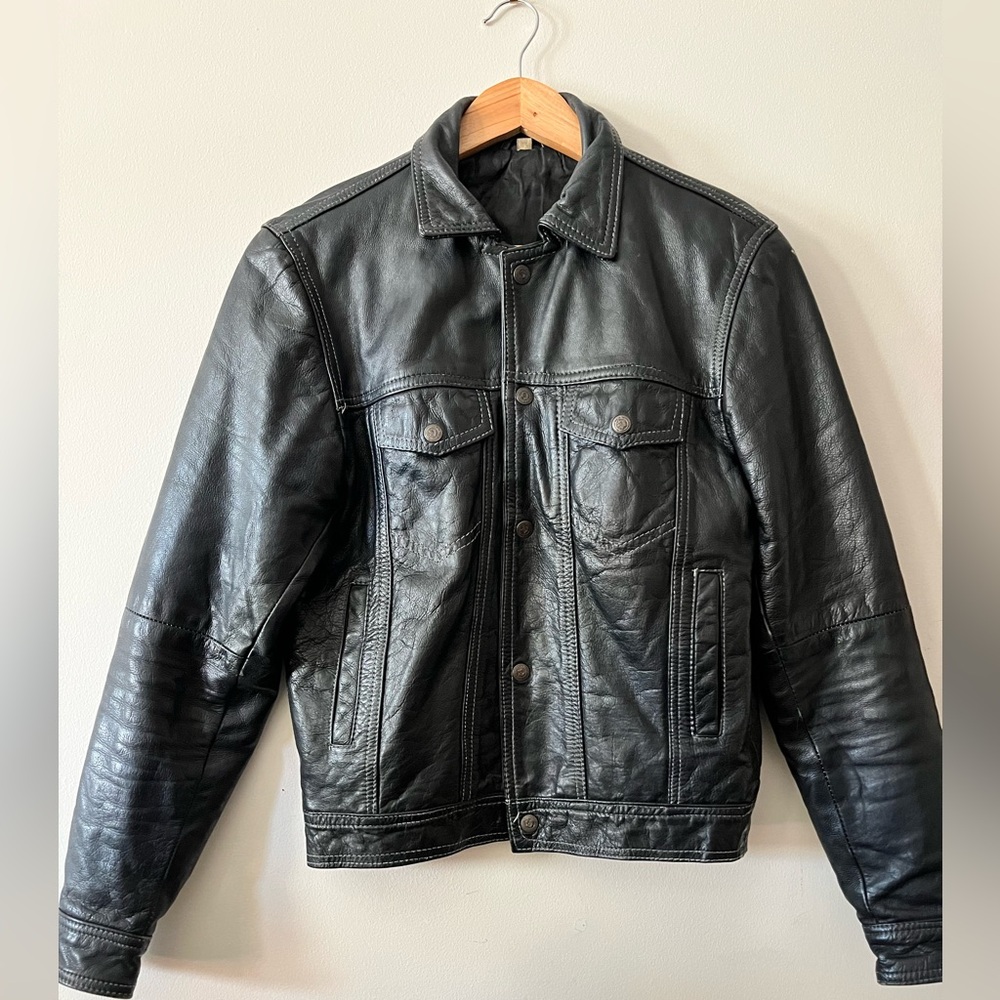 Cropped women’s leather jacket